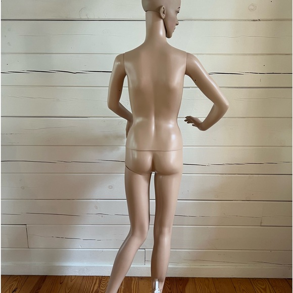 Boutique Mannequin Female 69” tall. Display - Picture 2 of 3